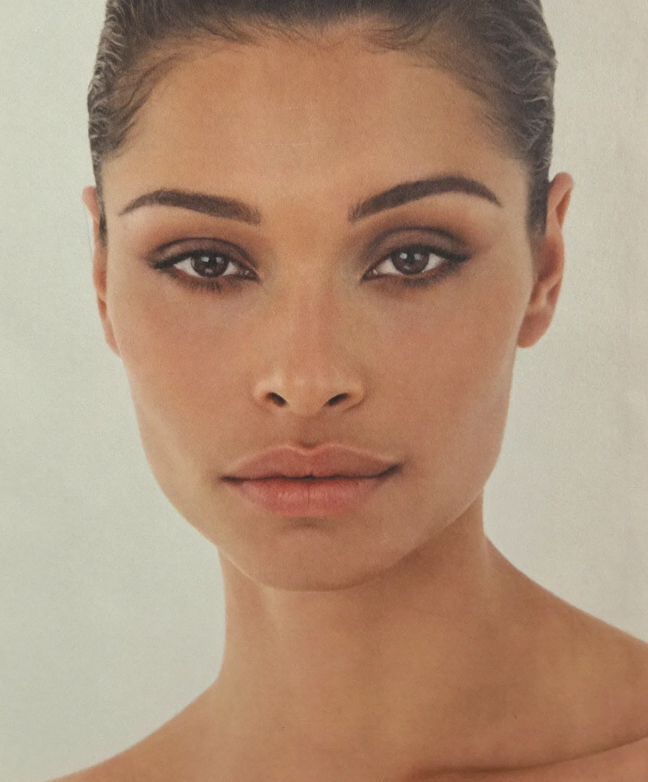 Retrato editorial premium con piel natural; contexto de valoración facial en Barcelona